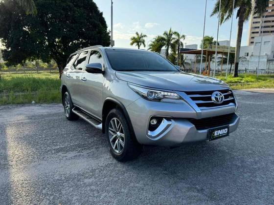 TOYOTA HILUX SW4 2.8 SRX 4X4 7 LUGARES 16V TURBO INTERCOOLER DIESEL 4P AUTOMÁTICO
